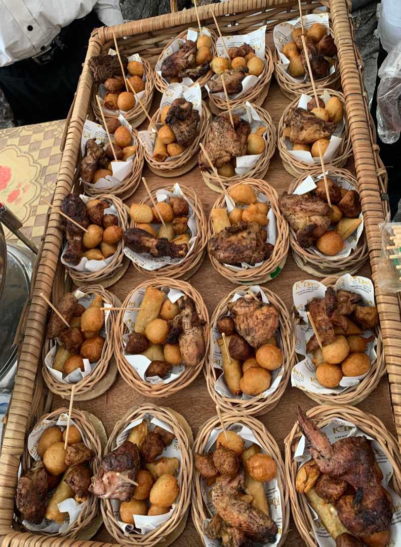 Individual wicker basket displays of small chops